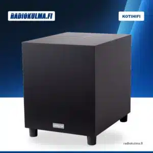 Magnat Base 8 -aktiivisubwoofer mustana etuviistosta Radiokulman bränditaustalla.