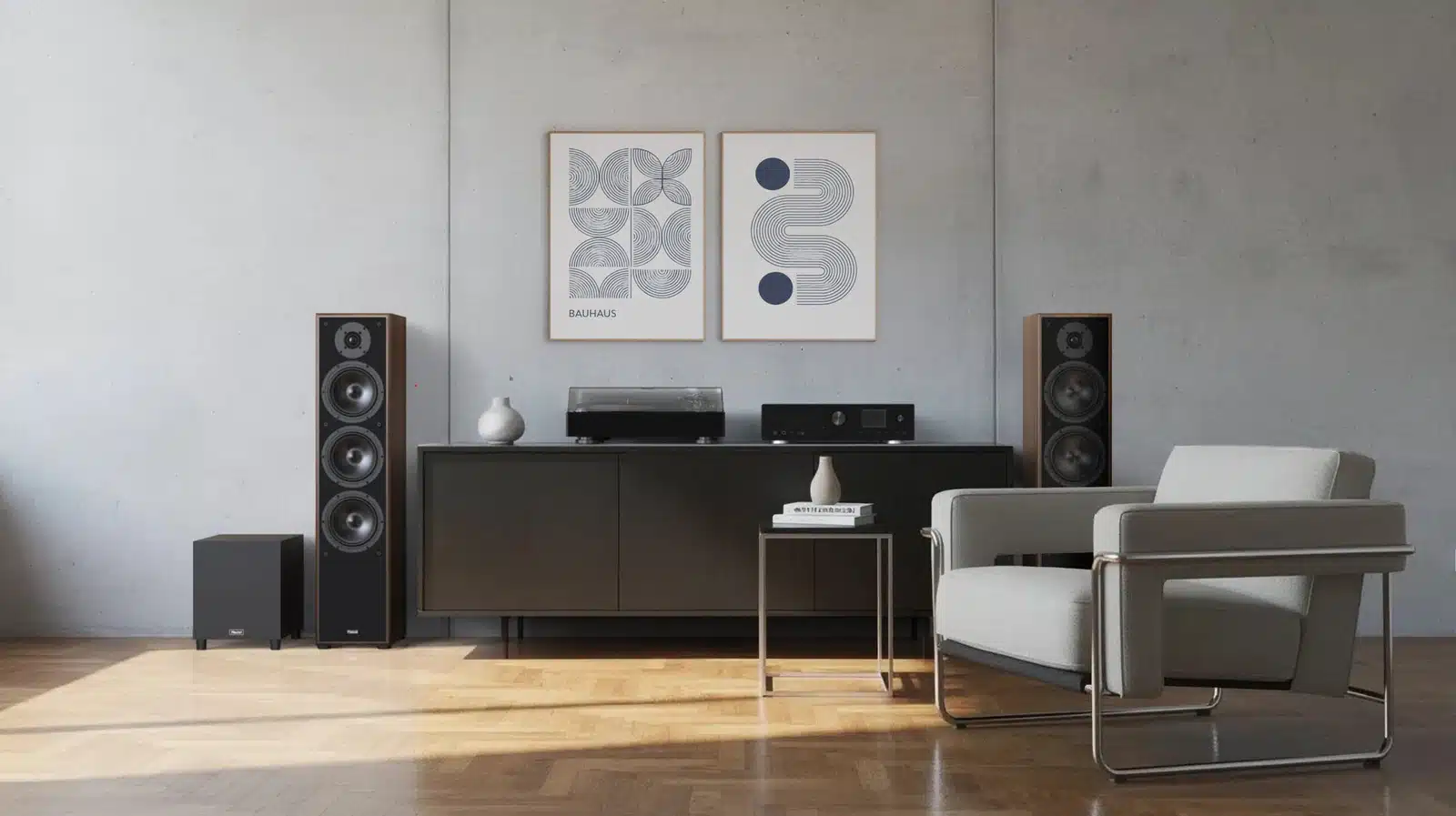 Magnat Base 8 -subwoofer olohuoneen hifijärjestelmässä lattiakaiuttimen vieressä, levysoitin ja vahvistin matalalla kaapilla.