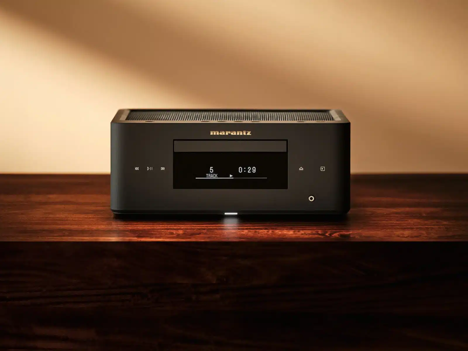 Musta Marantz MCR 60n DAB puutasolla lämpimässä sivuvalossa.