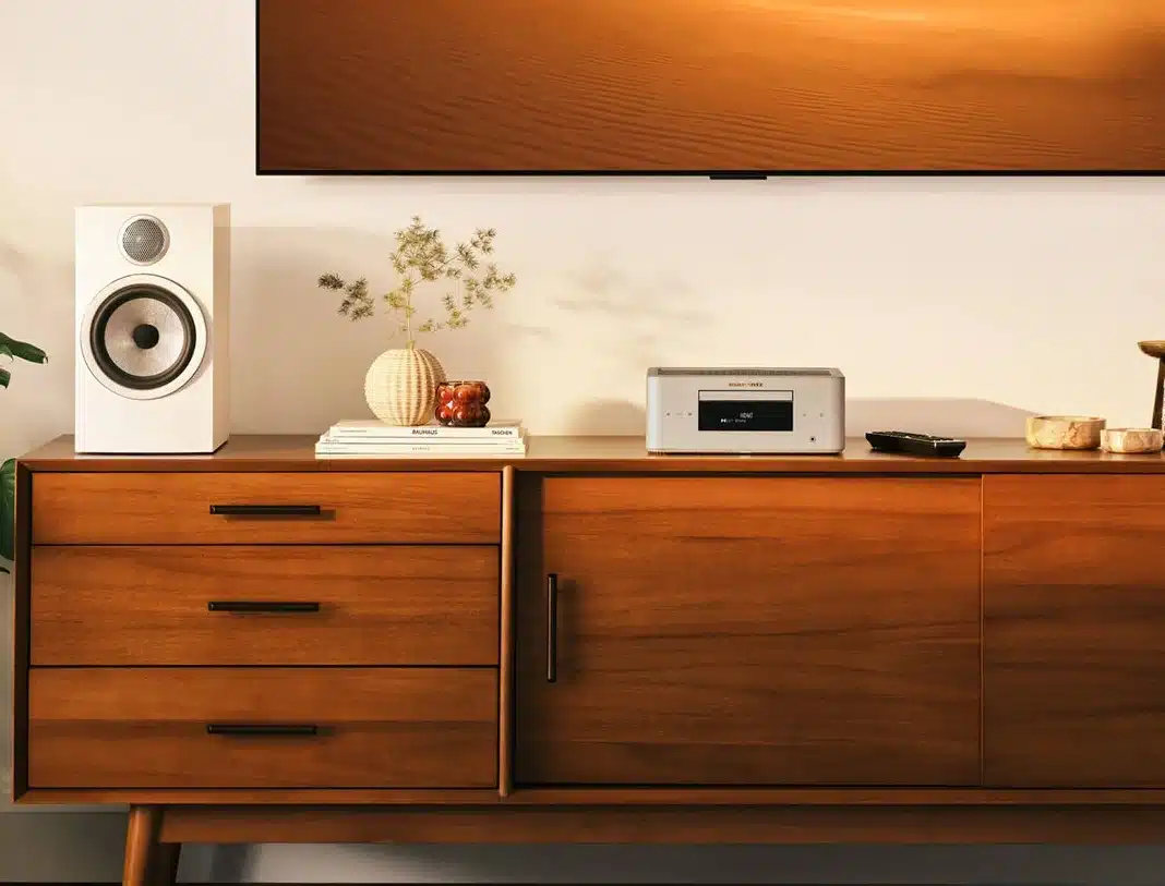 Samppanjakultainen Marantz MCR 60n DAB senkin päällä television alapuolella, kaiutin vierellään.