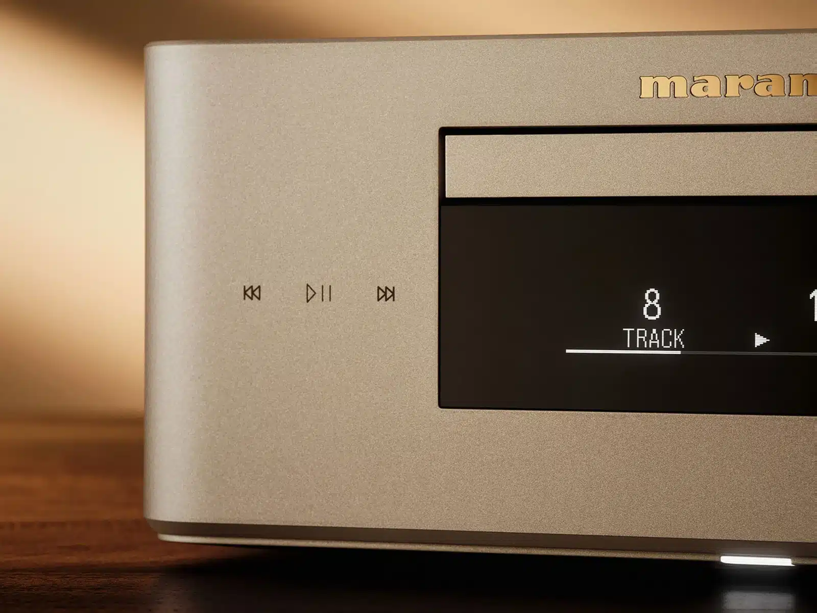 Marantz MCR 60n DAB -laitteen samppanjakultainen etupaneeli, CD-kelkka ja näyttö lähikuvassa.