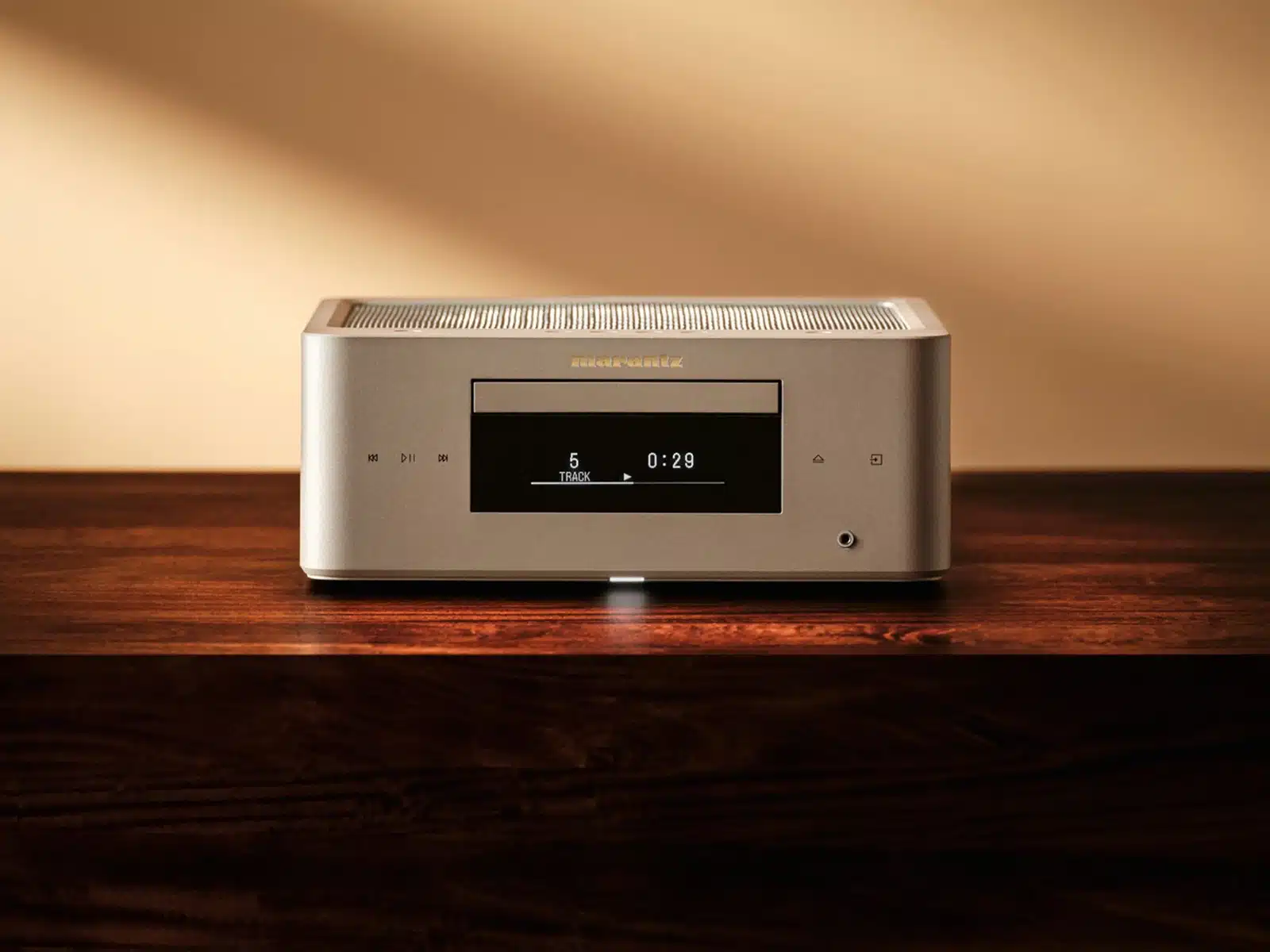 Samppanjakultainen Marantz MCR 60n DAB puutasolla lämpimässä sivuvalossa.