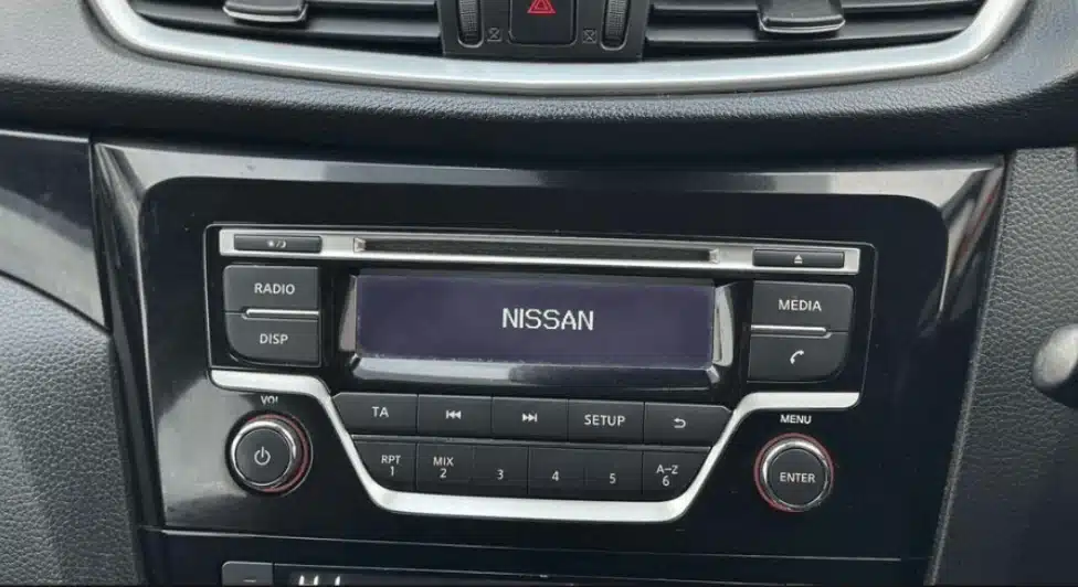 Nissan Qashqai J11 Acenta -mallin alkuperäinen CD-radiosoittin keskikonsolissa.