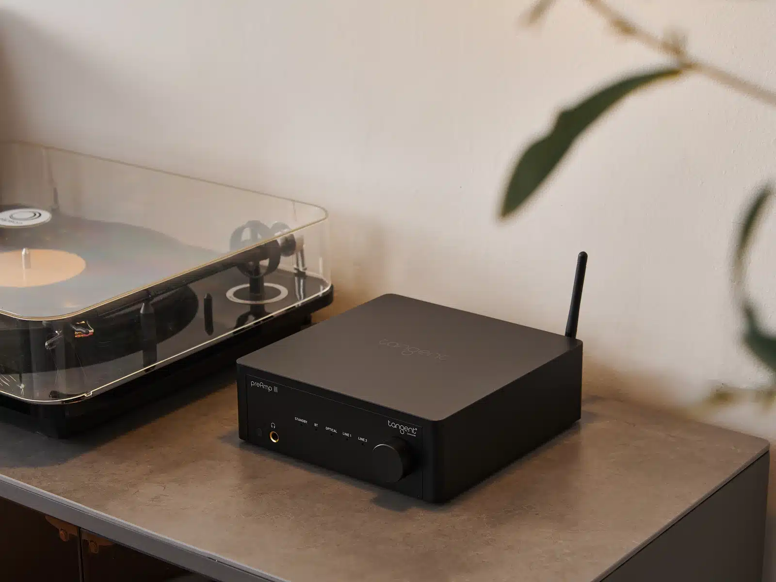 Musta Tangent PreAmp III -esivahvistin tasolla levysoittimen vieressä.