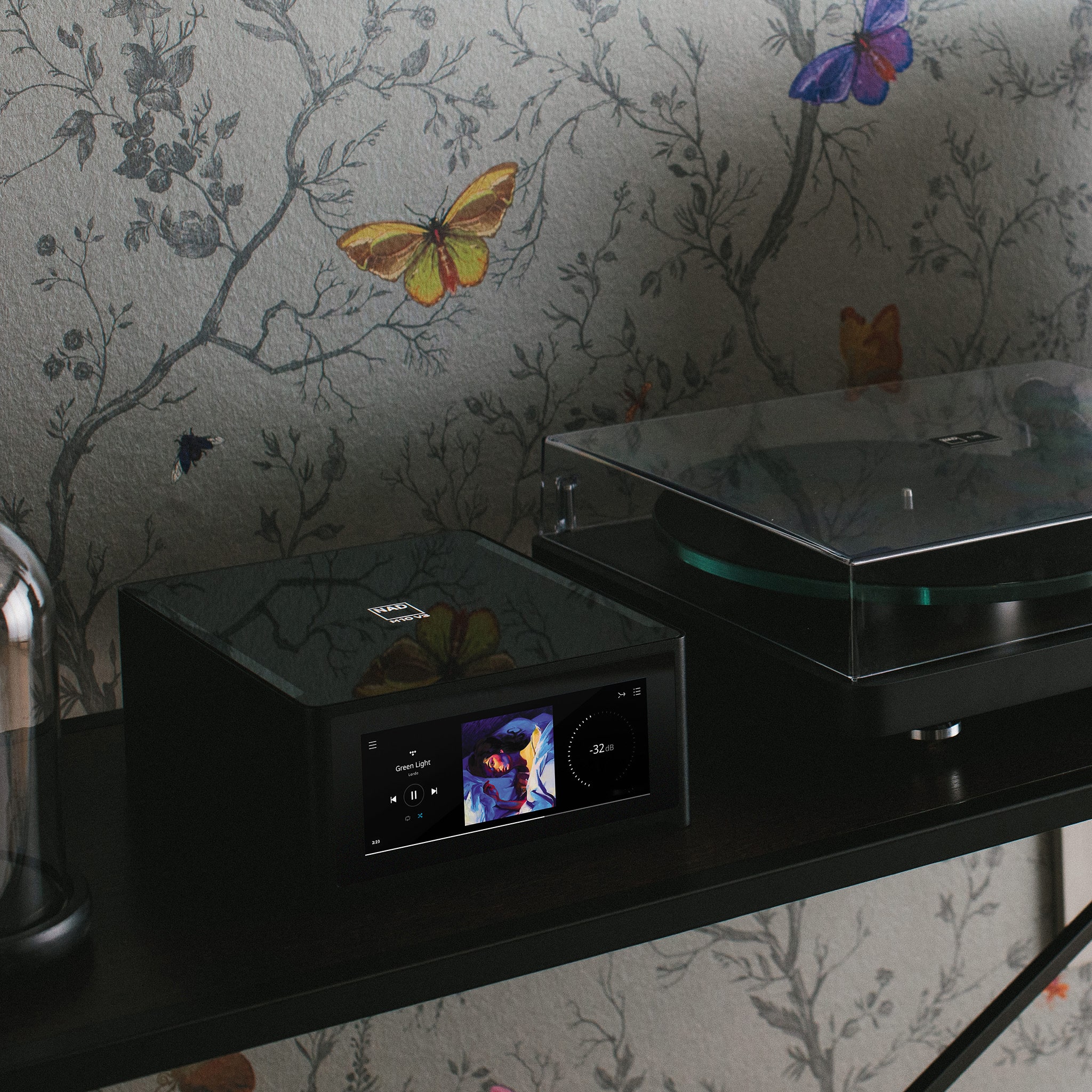 NAD M10 V3 lifestyle radiokulma.fi NAD M10 V3 BluOS Streaming vahvistin Kaikki mitä voit nykyaikaiselta vahvistimelta vaatia • BluOS multiroom & 24/192 HiRes striimaus, Airplay 2 • Dirac Live ja Dirac Bass huonekorjaus • 2-suuntainen Bluetooth aptX HD • Hybrid Digital nCore -vahvistin, 100 W - 8 / 4 ohm • HDMI eARC, Laadukas esivahvistin levysoittimelle