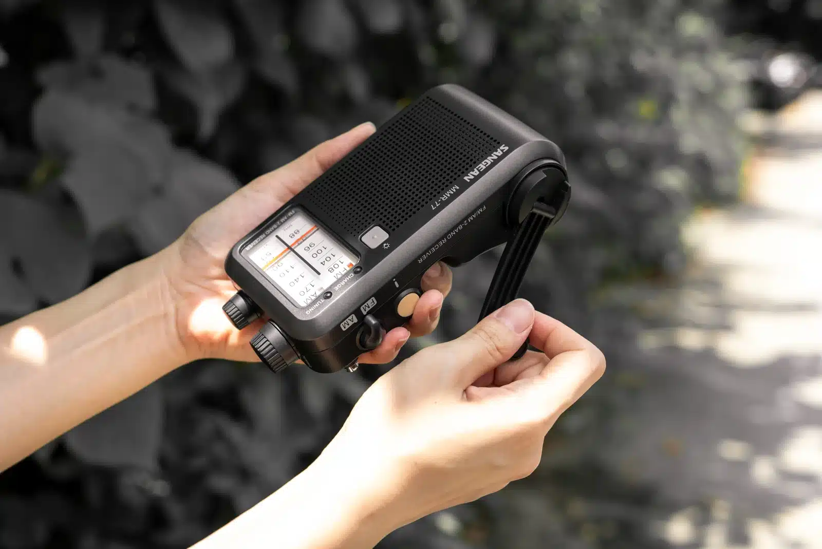 Sangean MMR-77 radion dynamokammen käyttö