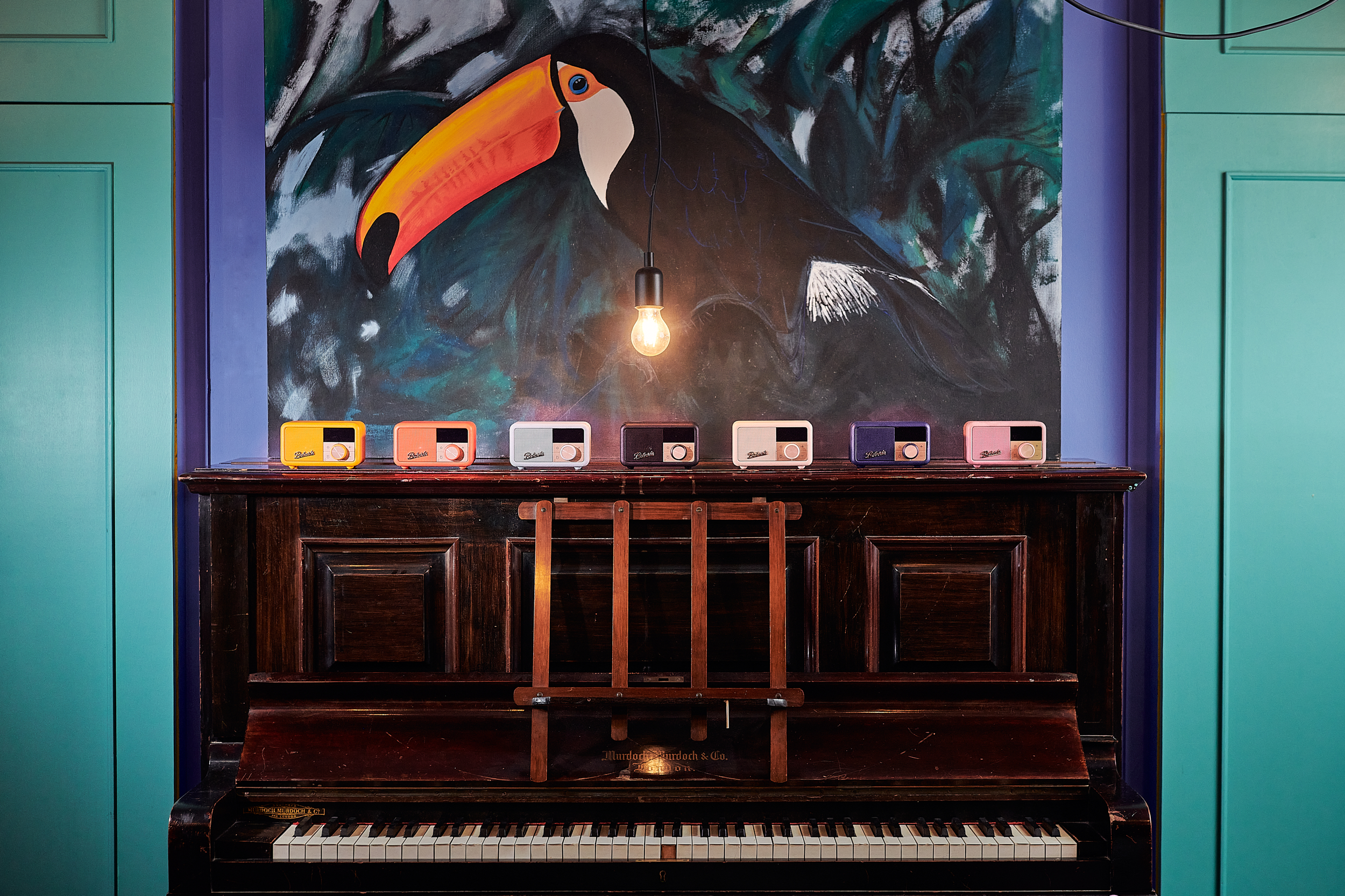 Roberts Revival Petite 2 Roberts Radio Petite 2 – Taskukokoinen tyyli-ikoni radiolla ja Bluetoothilla Pieni koko, iso persoona. Petite 2 on trendikäs retro-radio, joka kulkee mukana arjen hetkissä – aamun herätyksissä, iltateehetkissä ja kaupungin sykkeessä. Klassinen ulkonäkö kohtaa modernin tekniikan, ja kaikki lempibiisisi soivat juuri niin kuin haluat. 💕🎶 🎵 Tunnelmaa missä vain – FM-radio ja laadukas Bluetooth-toisto tuottavat pehmeän, tasapainoisen äänen olitpa kotona, kahvilla tai liikkeellä. 🔧 Sijoita mihin vaan, käytä miten haluat – Kompakti koko tekee Petite 2:sta täydellisen yöpöydälle, keittiöön tai matkalle. 20 esiasetusta ja teleskooppinen antenni tekevät radion kuuntelusta helppoa ja vaivatonta. 🔊 Modernia teknologiaa retrokuoressa – USB-C-ladattava akku, Bluetooth-kaiutin, FM-radio, kuulokeliitäntä ja herätystoiminto – kaikki yhdessä tyylikkäässä paketissa, joka ei ainoastaan näytä hyvältä, vaan kuulostaa vielä paremmalta.