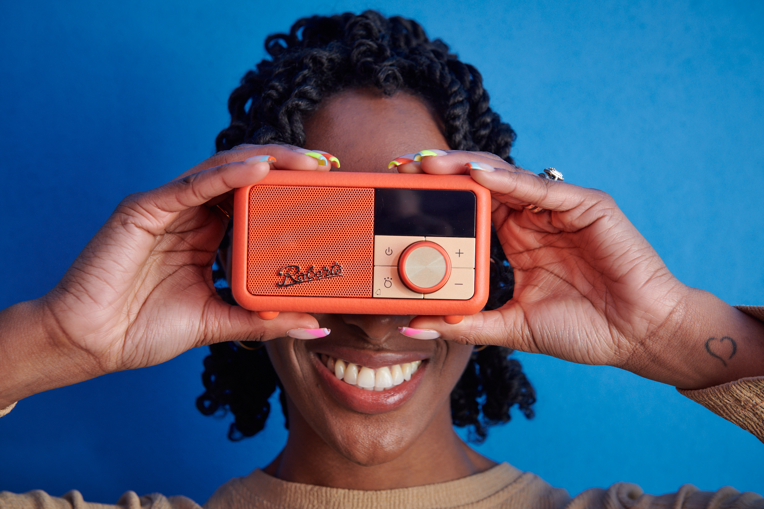 Roberts Revival Petite 2 Pop Organge Roberts Radio Petite 2 – Taskukokoinen tyyli-ikoni radiolla ja Bluetoothilla Pieni koko, iso persoona. Petite 2 on trendikäs retro-radio, joka kulkee mukana arjen hetkissä – aamun herätyksissä, iltateehetkissä ja kaupungin sykkeessä. Klassinen ulkonäkö kohtaa modernin tekniikan, ja kaikki lempibiisisi soivat juuri niin kuin haluat. 💕🎶 🎵 Tunnelmaa missä vain – FM-radio ja laadukas Bluetooth-toisto tuottavat pehmeän, tasapainoisen äänen olitpa kotona, kahvilla tai liikkeellä. 🔧 Sijoita mihin vaan, käytä miten haluat – Kompakti koko tekee Petite 2:sta täydellisen yöpöydälle, keittiöön tai matkalle. 20 esiasetusta ja teleskooppinen antenni tekevät radion kuuntelusta helppoa ja vaivatonta. 🔊 Modernia teknologiaa retrokuoressa – USB-C-ladattava akku, Bluetooth-kaiutin, FM-radio, kuulokeliitäntä ja herätystoiminto – kaikki yhdessä tyylikkäässä paketissa, joka ei ainoastaan näytä hyvältä, vaan kuulostaa vielä paremmalta.