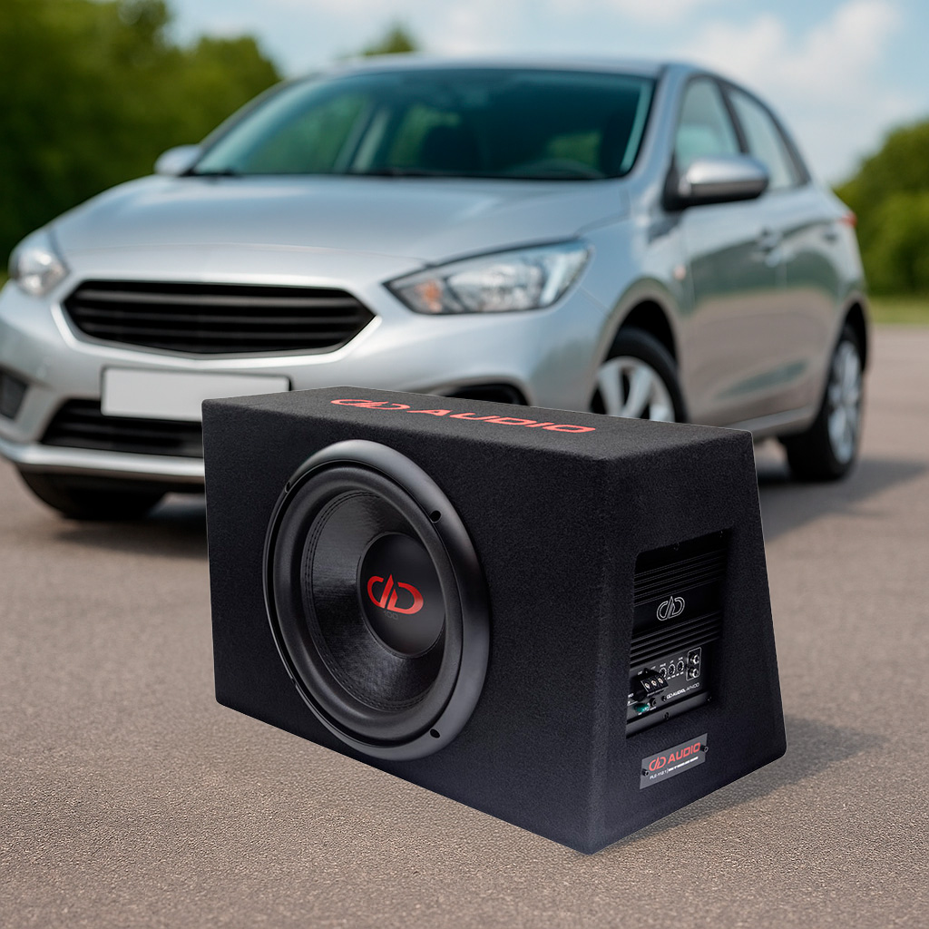 DD Audio PLE 112.1 mallikuva radiokulma.fi DD Audio PLE-112.1 – 12" autohifi aktiivisubwoofer 400Wrms DD Audio PLE-112.1 on täysin viritetty Plug & Play -ratkaisu autoon. Kun haluat lisätä autoosi todellista basson voimaa ilman ylimääräistä säätöä, tämä on oikea valinta. Pääominaisuudet • 400 W RMS-monovahvistin tarjoaa jatkuvaa ja puhdasta tehoa vaativammallekin bassoraidalle. • Valmiiksi viritetty MDF-refleksikotelo, joka hyödyntää isokokoista virtausoptimoitua refleksiputkea. • 12” pitkäliikkeinen 100-sarjan DD Audio -elementti tuottaa tiukkaa ja kontrolloitua bassoa. • Kaiutintasoinen tai RCA-sisääntulo, valitse asennukseen sopiva signaalitie. • Mukana langallinen tasonsäädin, jotta voit hienosäätää bassotasoa suoraan kojelaudasta.