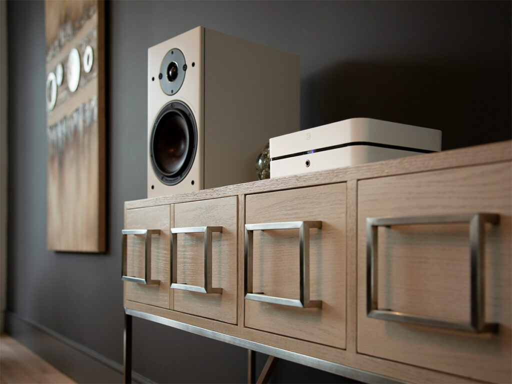 Bluesound POWERNODE (N331) – 100 W hifi-suoratoistovahvistin, HDMI eARC & BluOS, valkoinen, lifestyle kuva