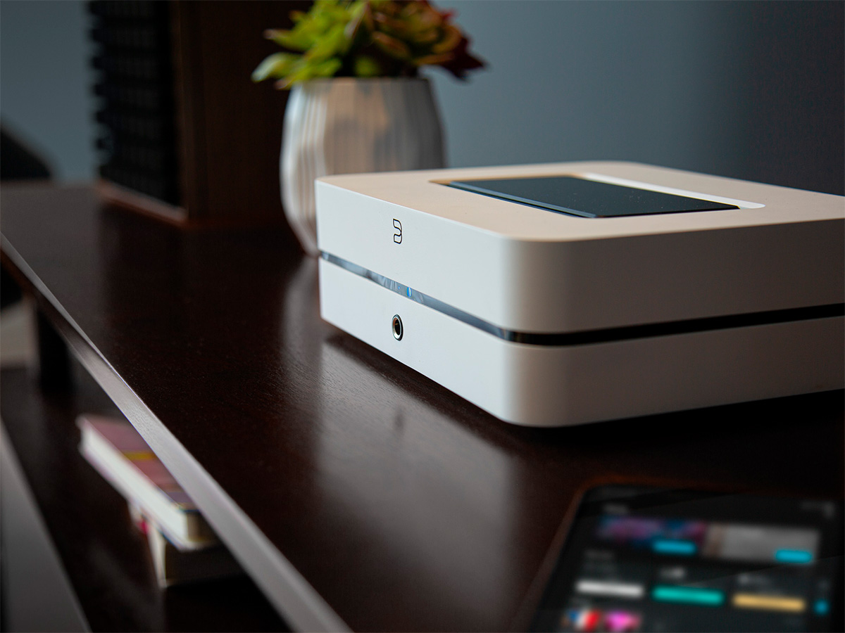 Bluesound POWERNODE (N331) – 100 W hifi-suoratoistovahvistin, HDMI eARC & BluOS, valkoinen, lifestyle lähikuva