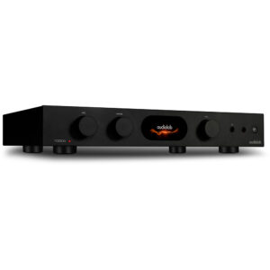 Audiolab 7000A integroitu stereovahvistin, musta etupaneeli ja värinäyttö