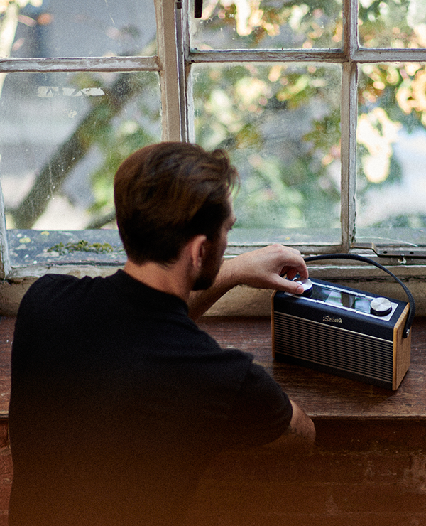 Roberts Radio Rambler Max klassisen kaunis ulkoasu, iso ja puhdas ääni sekä SmartRadio yhdellä laitteella.