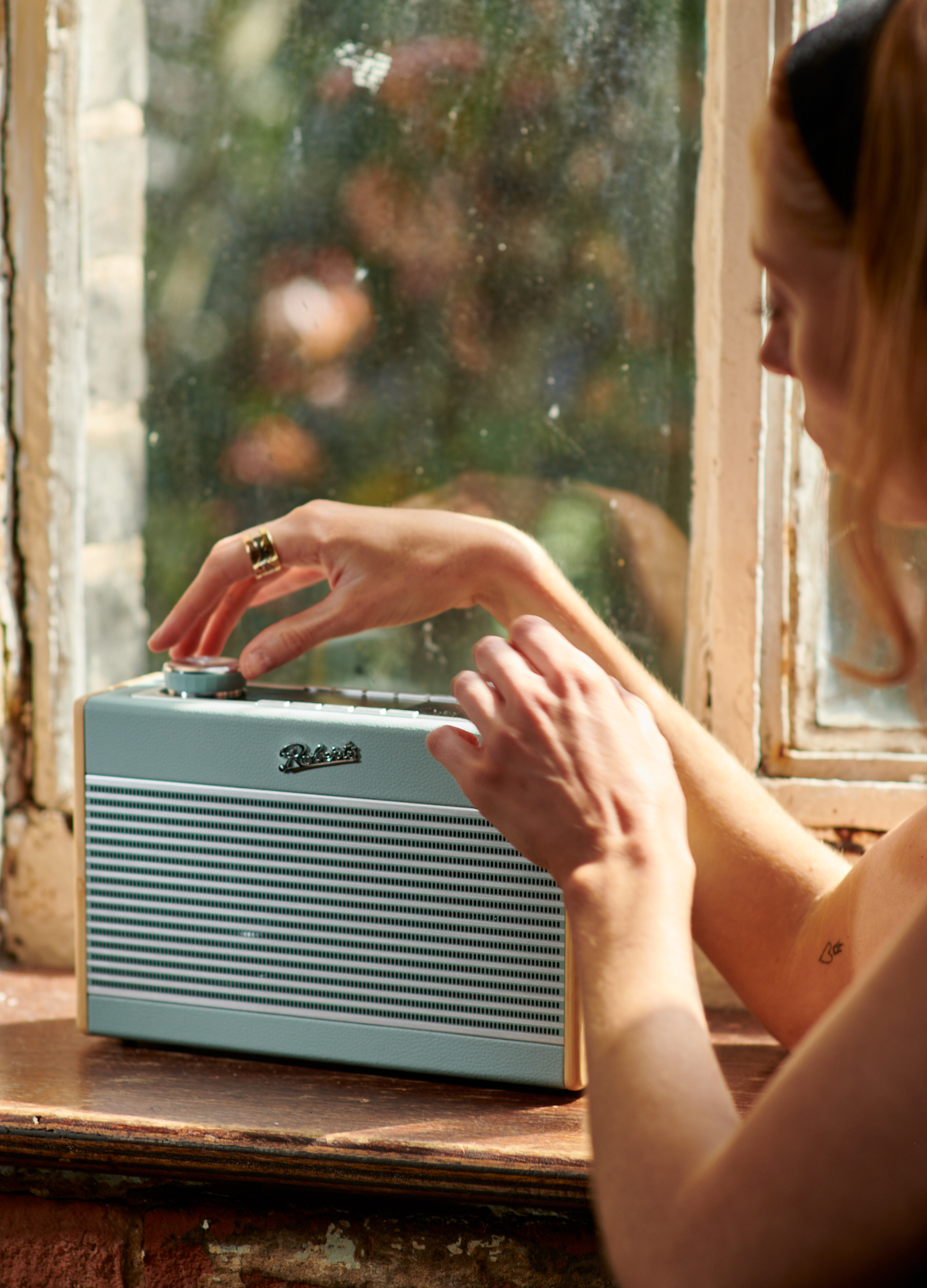 roberts radio rambler max lifestyle kuva nainen radion edessa radio poydalla radiokulma.fi Roberts Rambler Max – Retro nettiradio, Bluetooth ja Spotify Klassisen kaunis ulkoasu, lämmin sointi ja helppo käyttää. Kuuntele FM ja nettiradiota tai soita musiikkia suoraan Spotifysta ja Deezeristä – myös ilman puhelinta. • SmartRadio: FM ja internet-radio samassa paketissa • Suoratoisto ilman puhelinta: Spotify Connect ja Deezer sisäänrakennettuna • Helppo ohjaus: Pikapainikkeet etupaneelissa + Oktiv sovellus (iOS/Android) • Äänen säätö: 6 valmista ääniprofiilia, basso ja diskantti säädettävissä • Monipuoliset liitännät: WiFi (2,4/5 GHz), Bluetooth 5.2, USB-MP3, aux tulo ja kuulokelähtö • Ajastukset: 2 herätystä ja uniajastin