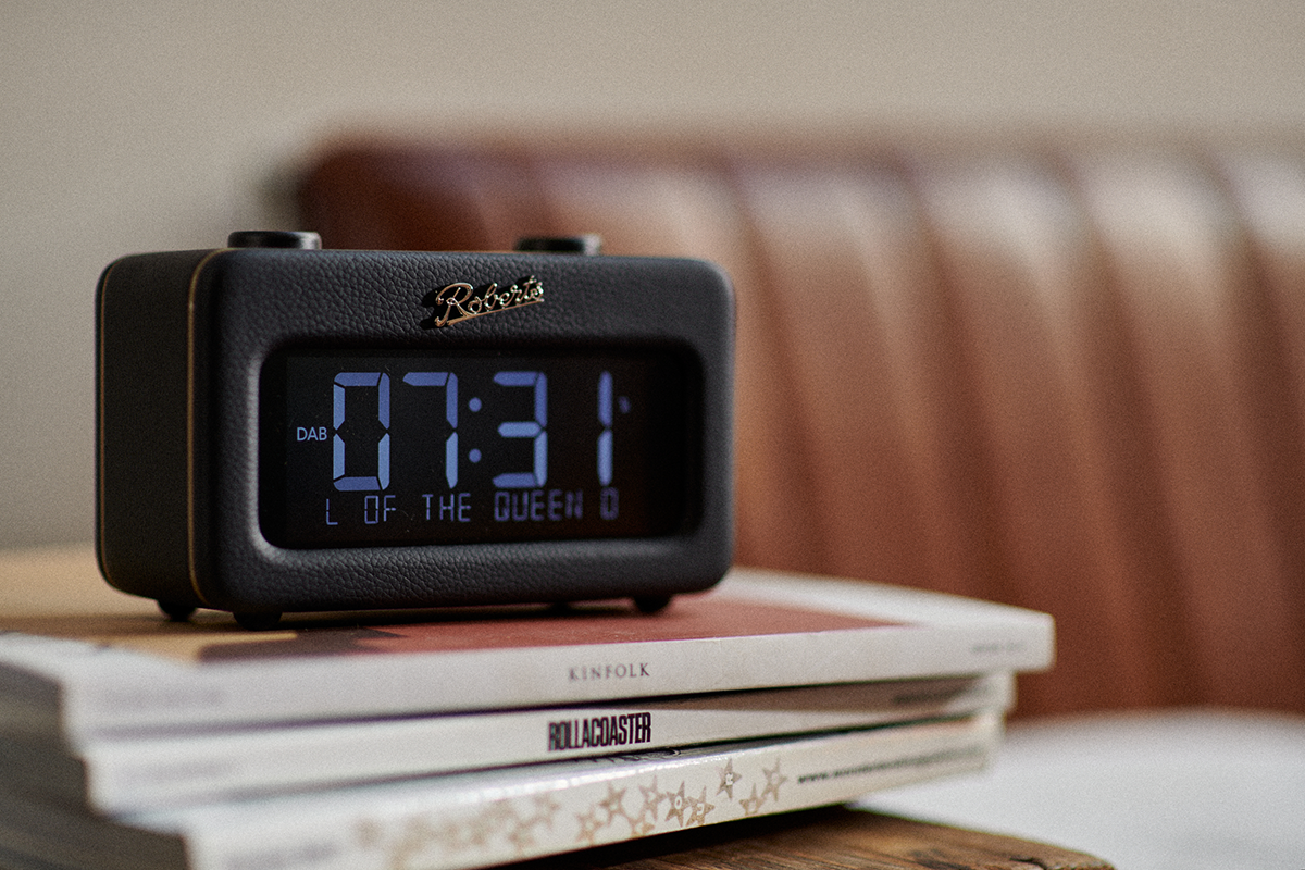 Roberts Revival Rest herätysradio mustassa värissä