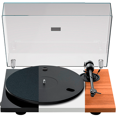 Pro-Ject E1.2 levysoitin, kolmivärinen esittelykuva (musta, valkoinen ja pähkinä) pölykannen alla.