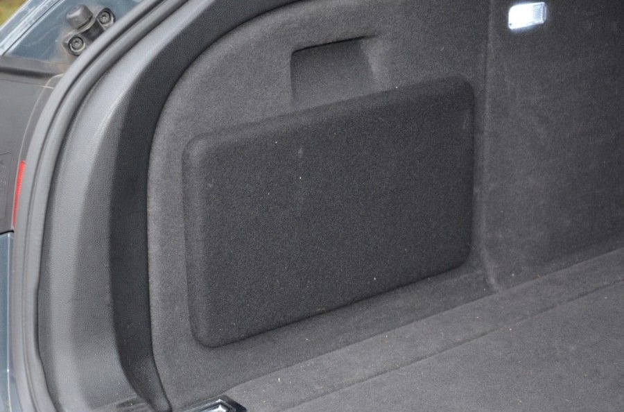 Audi A4 B8 Avant (2008–2015) Fit-Box subwoofer-kotelo