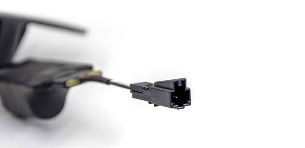 BLAM 200RS-Audi A6 -diskantin liitin lähikuvassa.