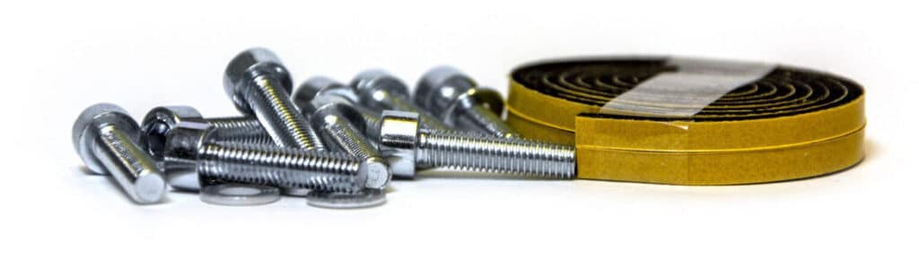 BLAM 200RS-Audi A6 -sarjan asennustarvikkeet, ruuvit ja tiivistenauha.