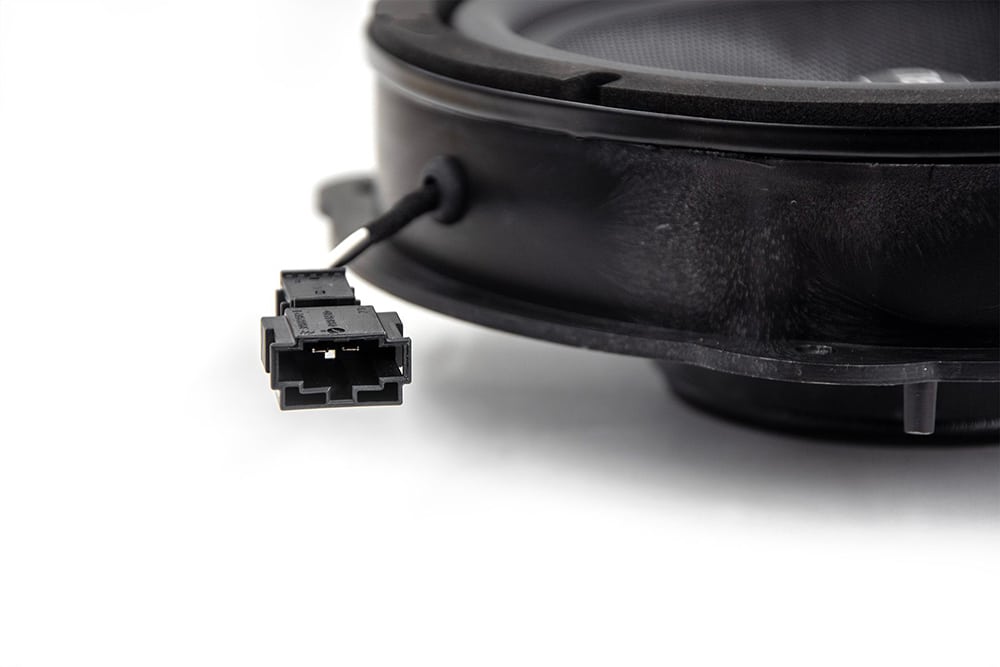 BLAM 200RS-Audi A6 midbasson liitin lähikuvassa.