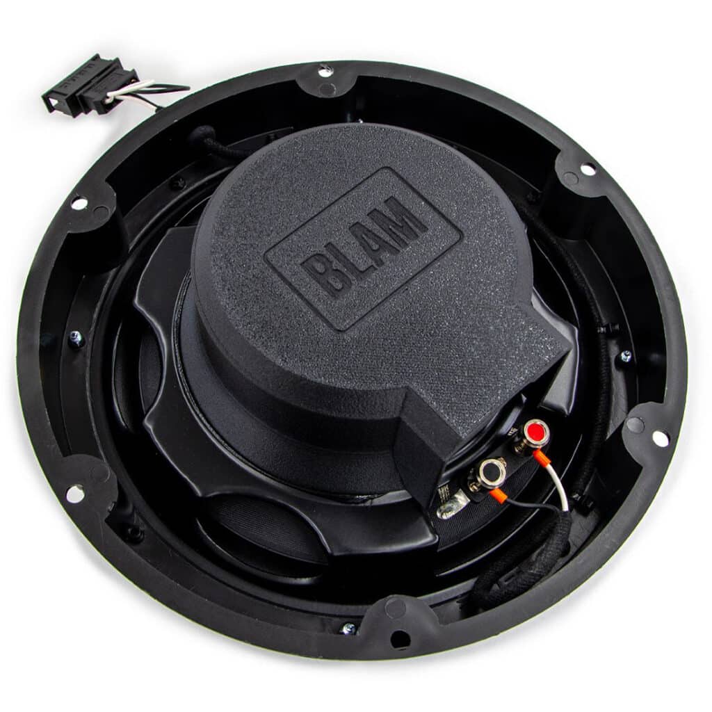 BLAM 200RS-T6 midbasso takaa – valettu vesisuoja ja magneettikotelo suojaavat kosteudelta.