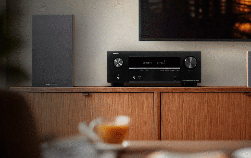 Denon AVC-X2850H kotiteatterissa käytössä (lifestyle-kuva)