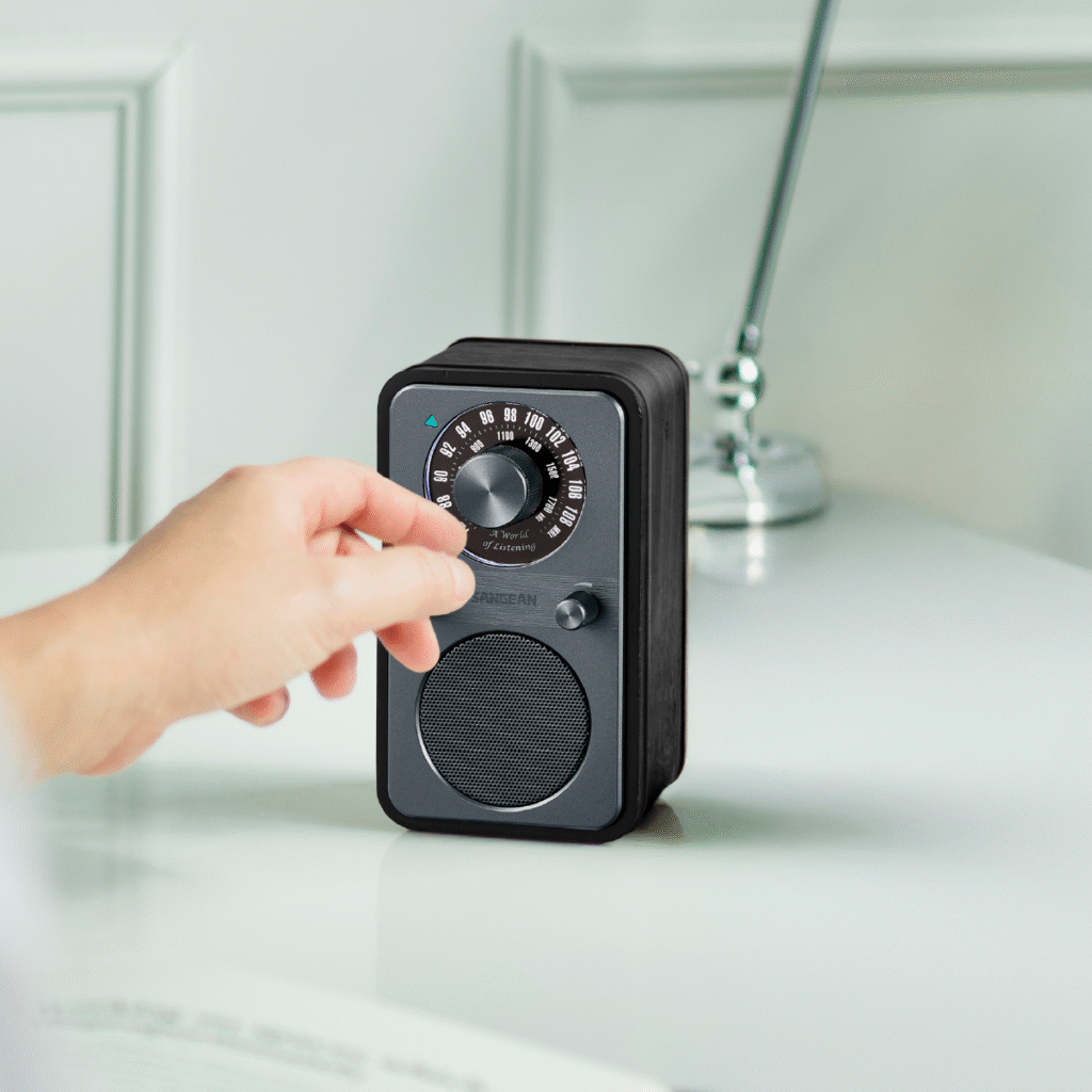 Sangean WR-9 Musta tammi, lifestyle kuva.