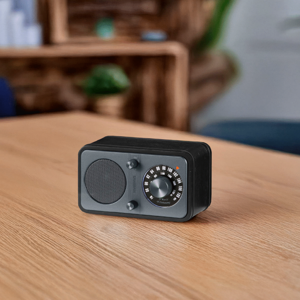 Sangean WR-9 Musta tammi, vaaka-asennossa pöydällä.