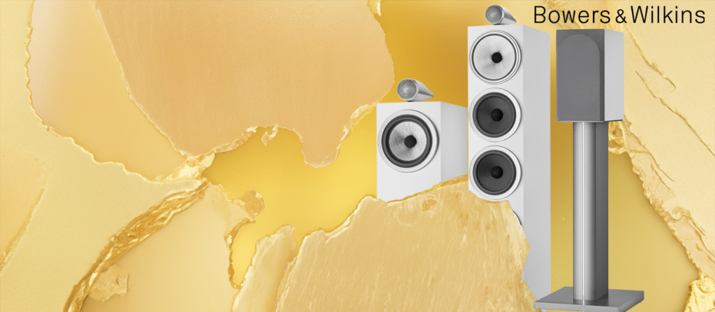 Bowers & Wilkins 700 -sarjan valkoiset kaiuttimet ja FS-700 -jalustat kultaisella taustalla, kampanjabanneri Radiokulma.fi