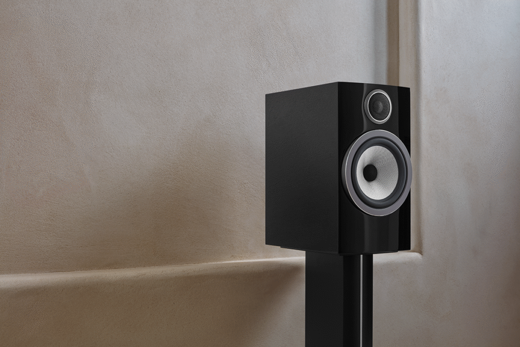 Bowers & Wilkins 706 S3 Gloss Black jalustakaiutin FS-700 S3 -jalustalla olohuoneessa