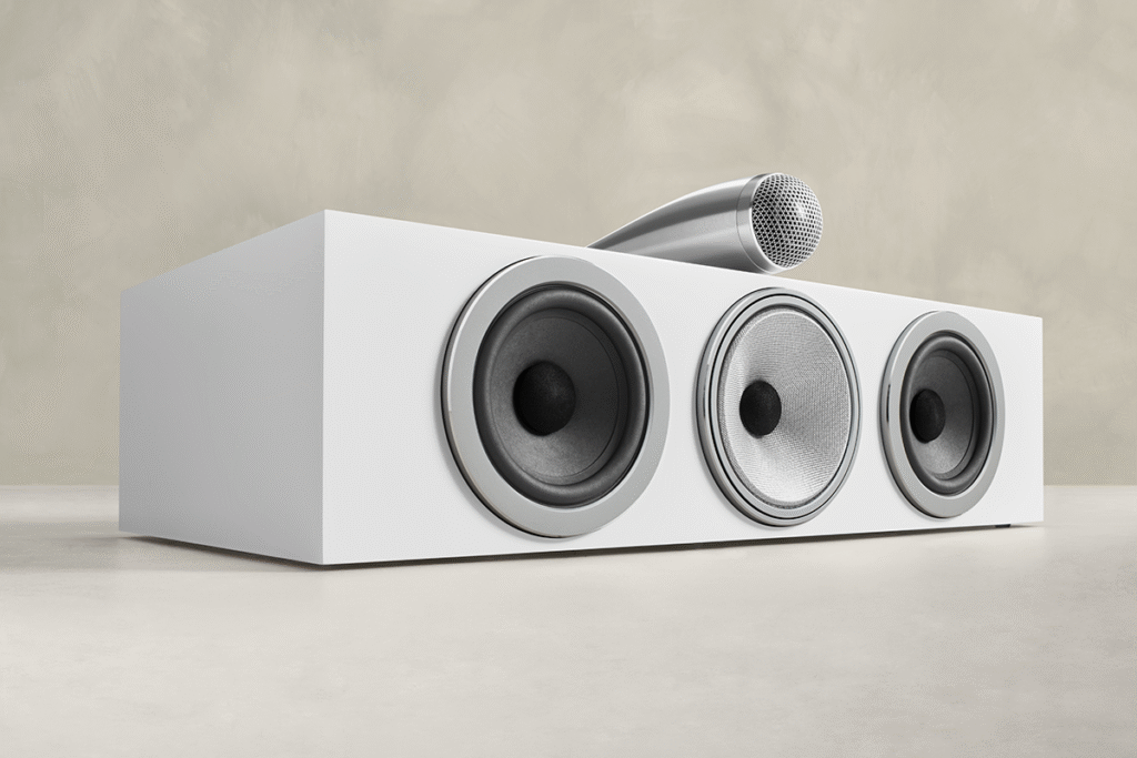 Bowers & Wilkins HTM71 S3 Satin White keskikaiutin lifestyle-kuvassa