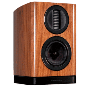 Wharfedale Aura 1 pähkinäviiluinen jalustakaiutin sivulta – kaareva kotelorakenne.