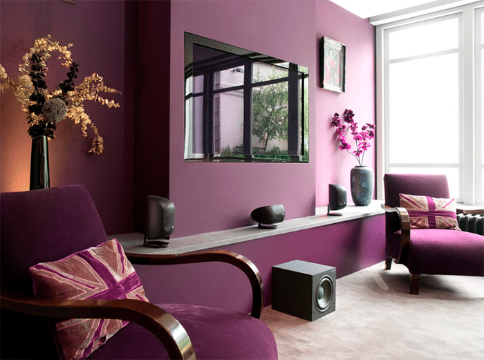 ASW608 musta subwoofer olohuoneessa osana äänentoistoa.