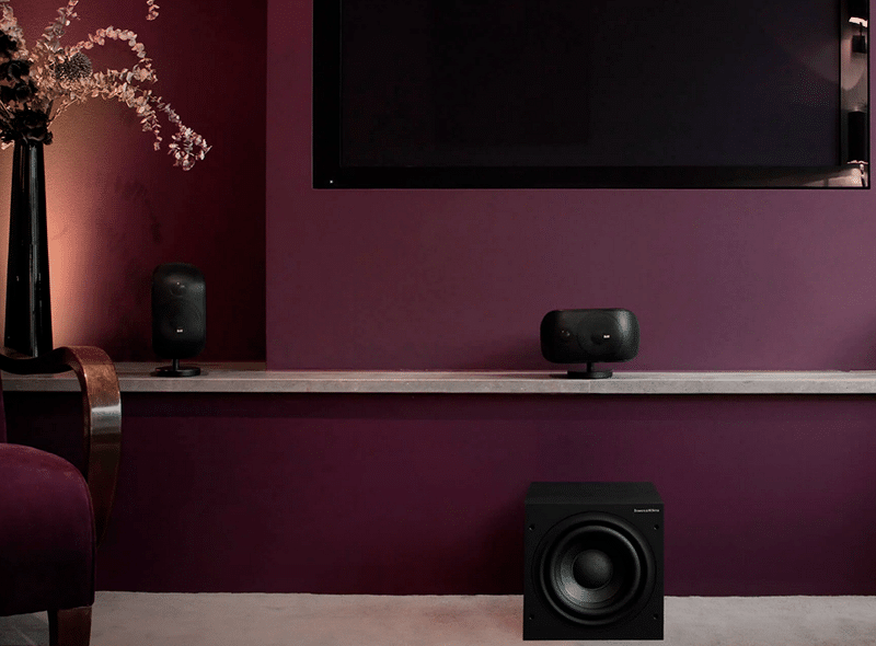 ASW608 musta subwoofer sijoitettuna TV:n alle olohuoneessa.