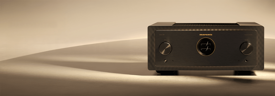 Marantz vahvistin lämpimässä valaistuksessa – Trade-In 2025 kampanjan taustabanneri Radiokulma.fi-sivustolle.