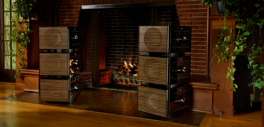 REL Carbon Special Black Label 3+3 line array -kokoonpano puuritilöillä kotihifiympäristössä