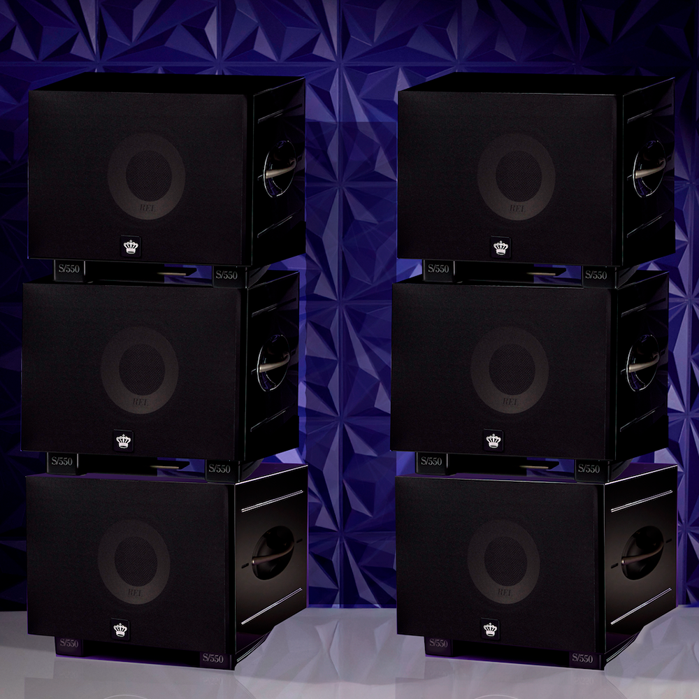 REL S/550 line array -kokoonpano, kolme subwooferia vasemmalla ja oikealla, kotihifiin ja kotiteatteriin