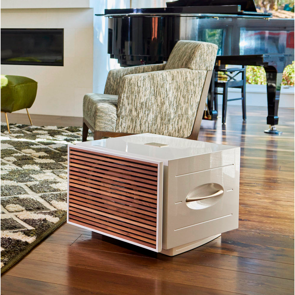 REL S/850 valkoinen subwoofer puuritilällä, sisustuksellinen lifestyle-kuva