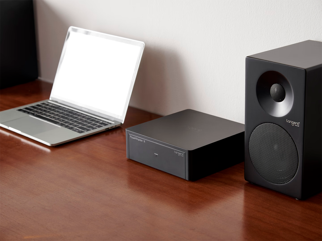 Tangent PowerAmpster III päätevahvistin edestä viistosta kuvattuna Radiokulma.fi