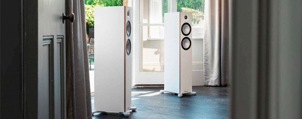 Monitor Audio Bronze 300 7G valkoinen lattiakaiutinpari olohuoneessa Radiokulma.fi