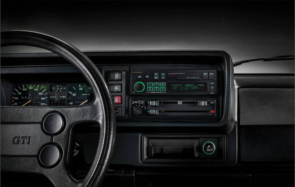 Pioneer SXT-C10PS retro autosoitin asennettuna GTI klassikkoautoon Radiokulma.fi