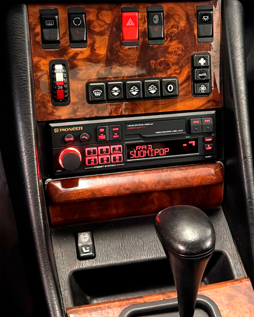 Pioneer SXT-C10PS retro autosoitin asennettuna klassikkoautoon Radiokulma.fi