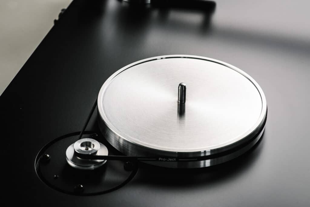Pro-Ject Debut Reference 10 levysoitin alumiininen aluslautanen ja hihnaveto lähikuvassa