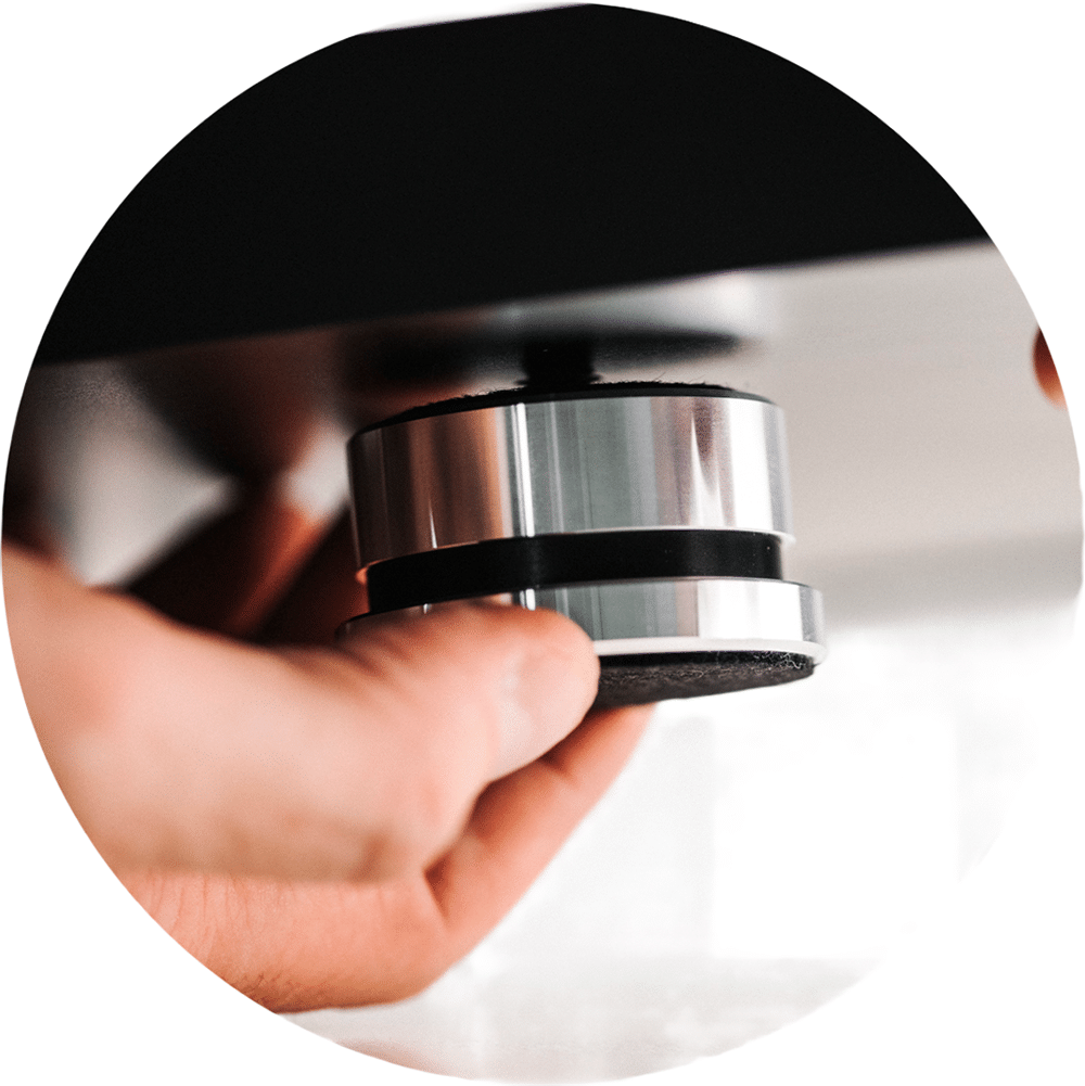 Pro-Ject Debut Reference 10 levysoitin korkeussäädettävä vaimennettu jalka lähikuvassa