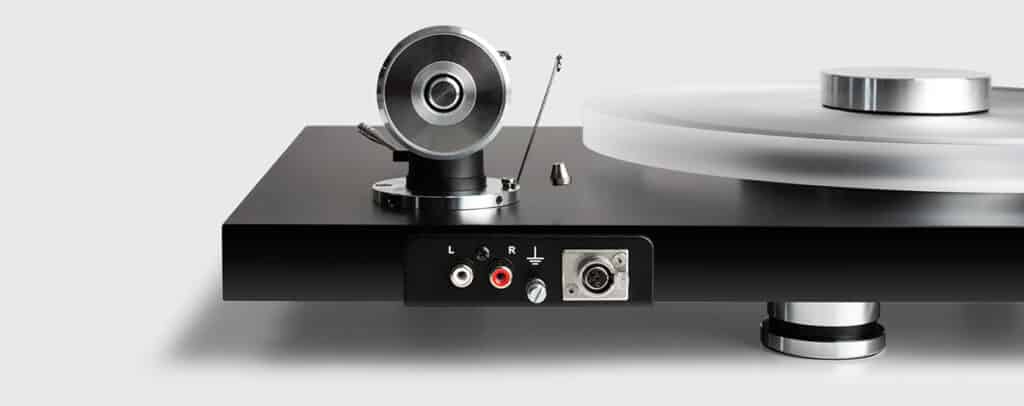 Pro-Ject Debut Reference 10 levysoitin takapaneeli ja phono-liitännät