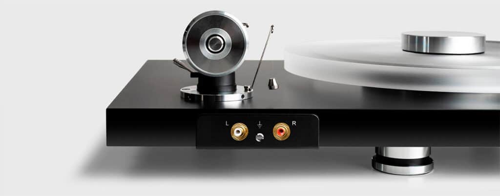 Pro-Ject Debut Reference 10 levysoitin takapaneeli ja phono-liitännät