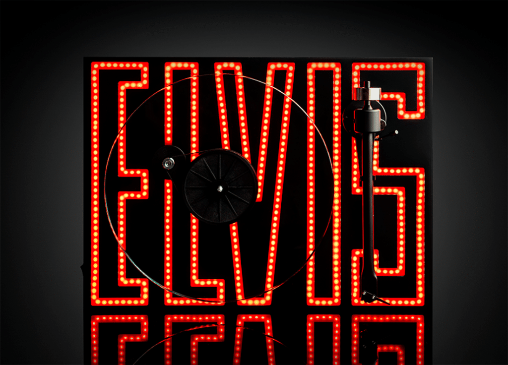 Pro-Ject ELVIS Limited Edition levysoitin ylhäältä kuvattuna LED-valaistulla Elvis-logolla ja lasilautasella