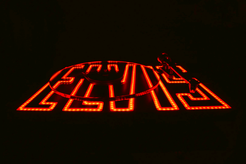 Pro-Ject ELVIS Limited Edition levysoitin etuviistosta kuvattuna punaisella LED-valaistuksella