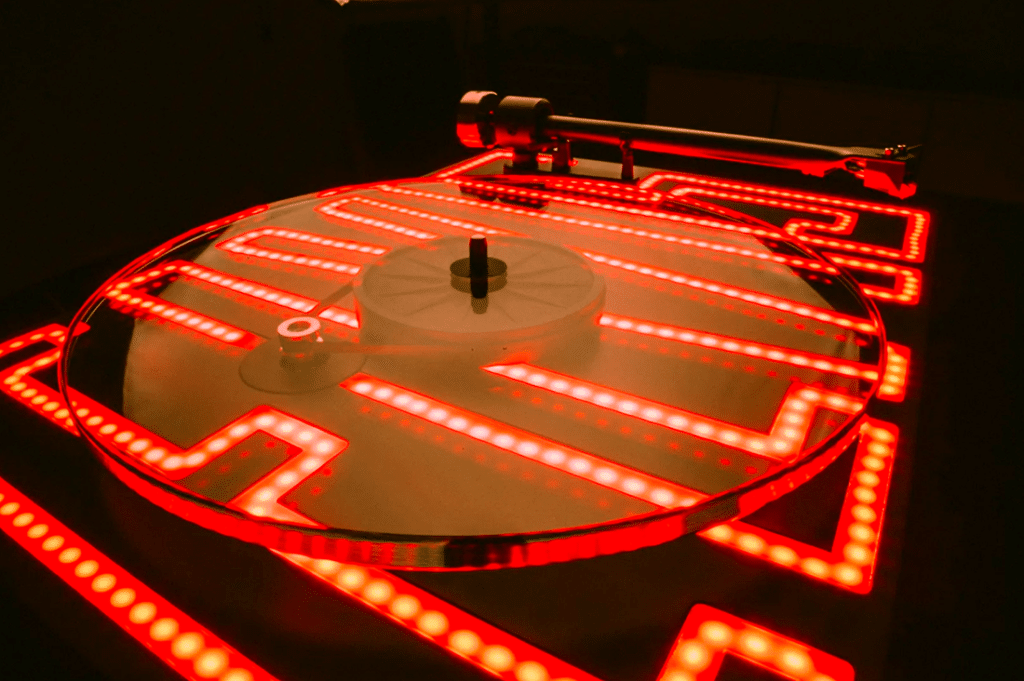 Pro-Ject ELVIS Limited Edition levysoitin lasilautanen ja 9 tuuman äänivarsi lähikuvassa