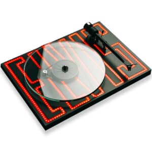 Pro-Ject ELVIS Limited Edition levysoitin valkoisella taustalla LED-valaistulla Elvis-logolla ja lasilautasella